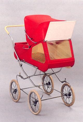 Roter Kinderwagen von 1975.